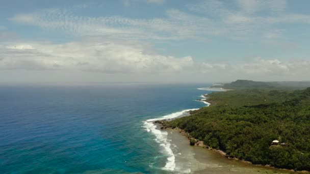 La côte de l'île de Siargao, océan bleu et vagues. — Video