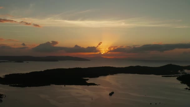 Pôr-do-sol colorido sobre ilhas tropicais. — Vídeo de Stock