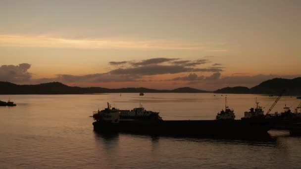 Coucher de soleil sur une île tropicale avec un port maritime. — Video