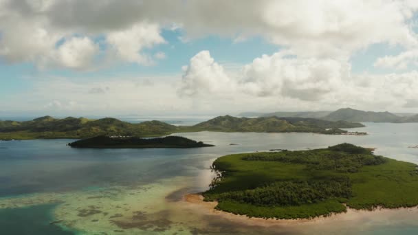 Θαλάσσιο τοπίο με τροπικά νησιά και γαλαζοπράσινα νερά. — Αρχείο Βίντεο