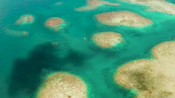 Agua azul transparente del mar en la laguna. — Vídeo de stock