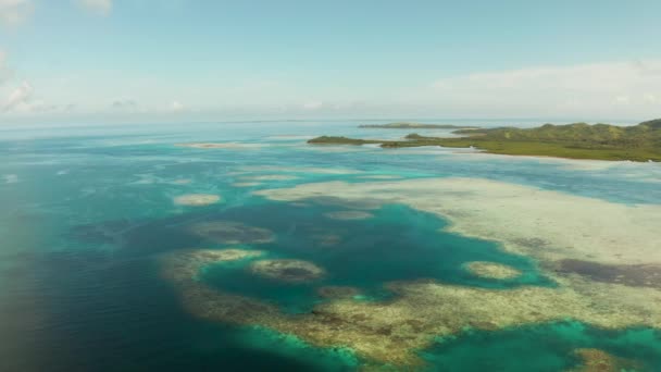 Paysage marin avec îles tropicales et eau turquoise. — Video