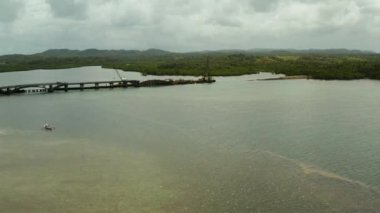 Siargao adasında inşaat halindeki köprü.