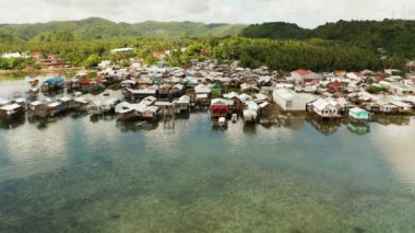 Balıkçı köyü ve tahta bacaklı evler. Dapa şehri, Siargao, Filipinler.