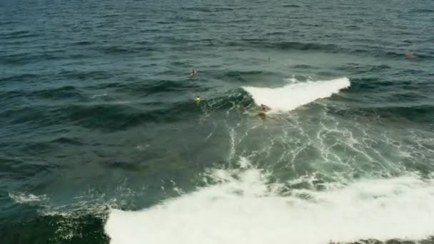 Punto de surf en la isla de Siargao llamado nube 9. — Vídeo de stock