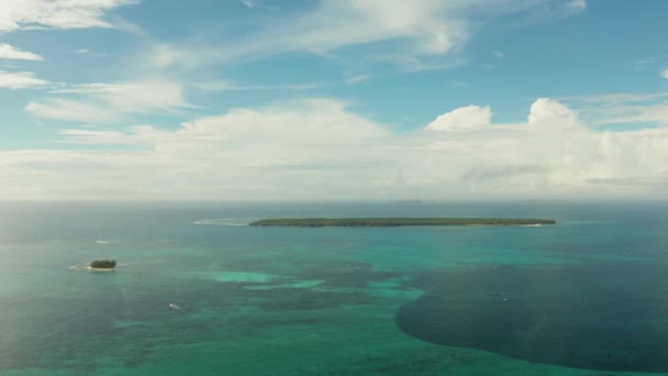 Paysage marin avec îles tropicales et eau turquoise. — Video