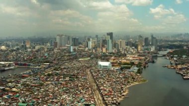 Manila şehri, modern binalarla Filipinler 'in başkenti. hava görünümü.