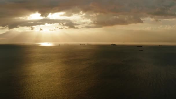 Puesta de sol sobre el mar en la bahía de Manila — Vídeos de Stock