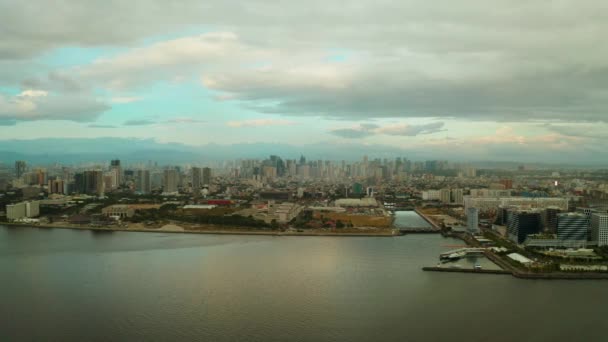 Staden Manila, Filippinernas huvudstad med moderna byggnader. Flygbild. — Stockvideo