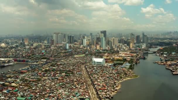 Stadt Manila, die Hauptstadt der Philippinen mit modernen Gebäuden. Luftbild. — Stockvideo