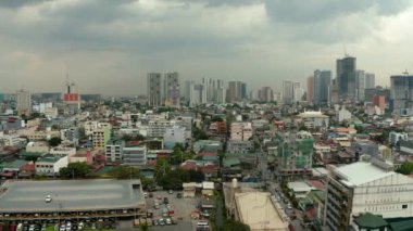 Manila şehri, modern binalarla Filipinler 'in başkenti. hava görünümü.