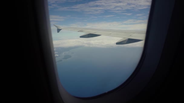 View from an airplane window on the ocean. — Stock Video