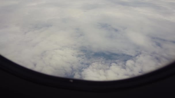 Θέα από ένα παράθυρο αεροπλάνου στον ωκεανό. — Αρχείο Βίντεο