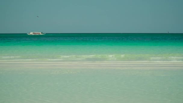 Praia de areia tropical e mar azul, Filipinas. — Vídeo de Stock