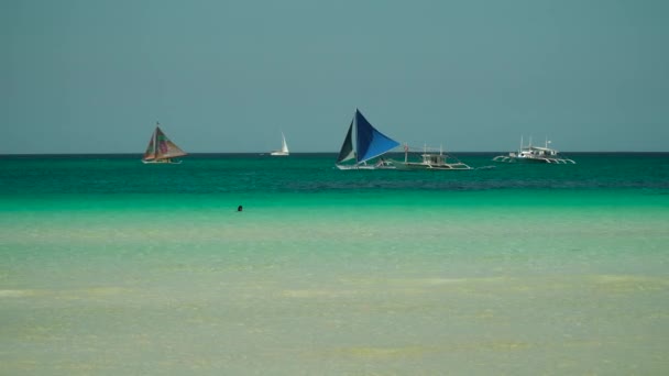 Tropická pláž a modré moře, Filipíny. — Stock video