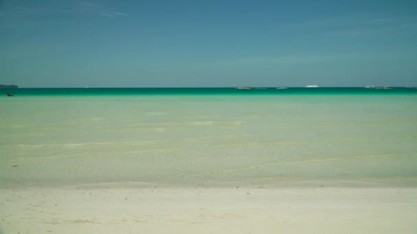 Tropik kumlu sahil ve mavi deniz, Filipinler. — Stok video
