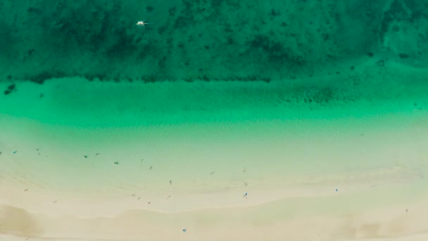 Playa tropical y mar azul claro — Vídeo de stock