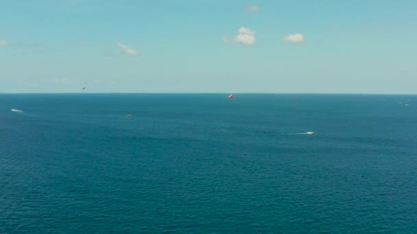 Parasailing op het eiland Boracay, Filipijnen — Stockvideo