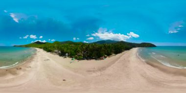 Beyaz kumlu tropikal plaj, 360VR 'ın üstünden görüş..