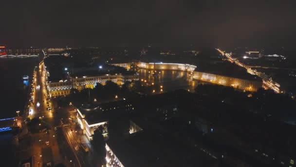 Brug met verlichting over de rivier 's nachts — Stockvideo