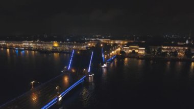 Geceleyin nehir üzerinde aydınlık bir köprü