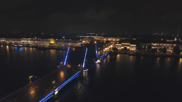 Brug met verlichting over de rivier 's nachts — Stockvideo