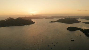Deniz ve adalar üzerinde gün batımı. Filipinler, Palawan