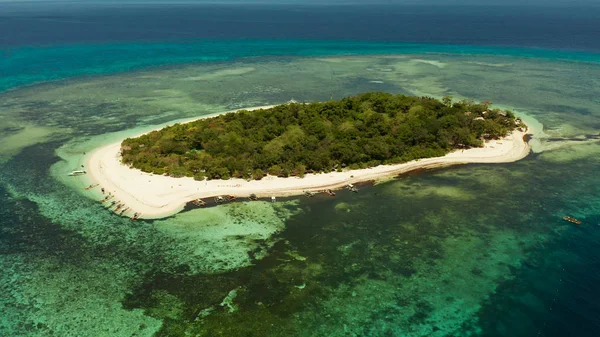 Isla tropical con playa de arena. Isla Mantigue, Filipinas — Foto de Stock
