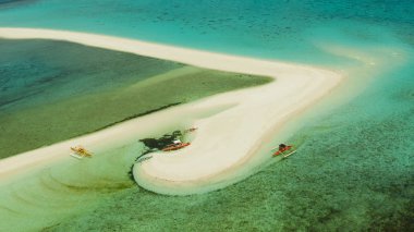Kumlu bir tropik ada. Camiguin, Filipinler