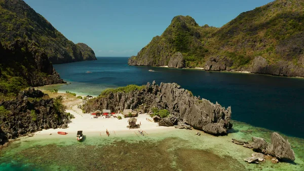 Laguna y playa de agua de mar tropical, Filipinas, El Nido. — Foto de Stock