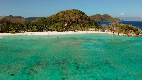 Isla tópica con playa de arena blanca, vista superior. — Foto de Stock
