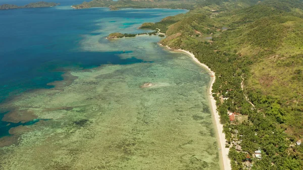Mavi gölü olan tropik bir ada — Stok fotoğraf
