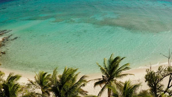 Isla tópica con playa de arena blanca, vista superior. — Foto de Stock