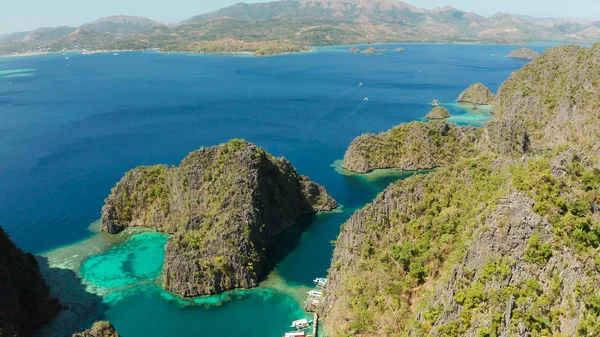 Paisaje marino con lagunas y agua turquesa — Foto de Stock