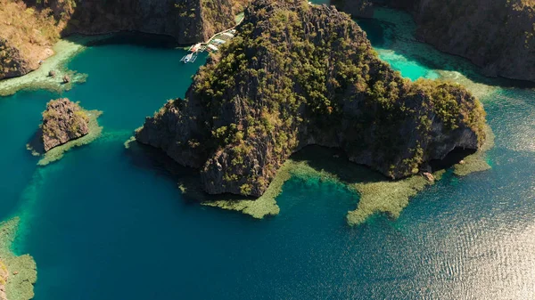 Göl kenarlı deniz burnu ve turkuaz su — Stok fotoğraf