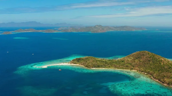 Isla tropical con playa de arena, Filipinas, Palawan — Foto de Stock
