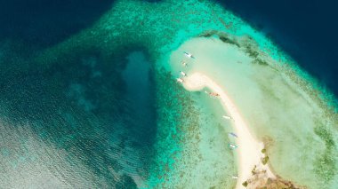 Kumlu plajlı tropik ada, Filipinler, Palawan