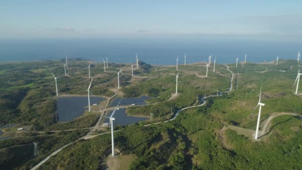 有风车的太阳能农场。菲律宾，吕宋 — 图库视频影像