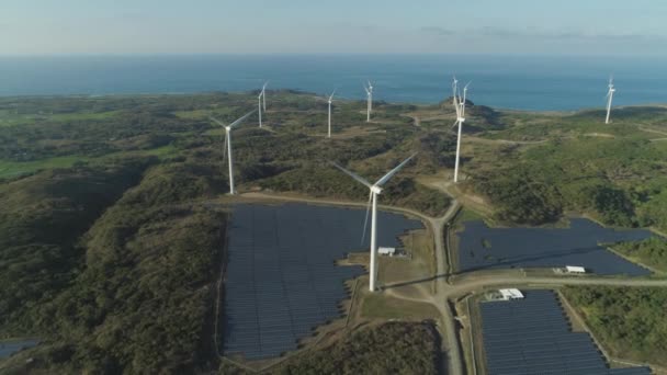 Fazenda Solar com Moinhos de Vento. Filipinas, Luzon — Vídeo de Stock