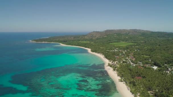 Paisaje marino con playa y mar, molinos de viento. Filipinas, Luzón. — Vídeos de Stock