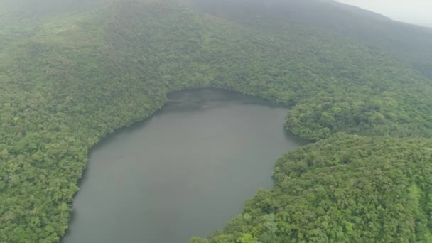 Jezioro w górach, Bulusan. Filipiny, Luzon — Wideo stockowe