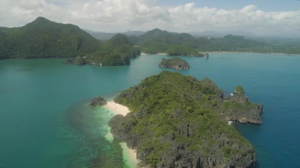 Paisaje marino de las Islas Caramoanas, Camarines Sur, Filipinas. — Vídeos de Stock