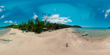 Beyaz kumlu tropikal plaj, 360VR 'ın üstünden görüş..