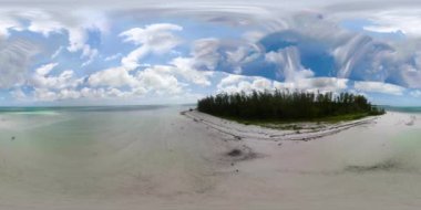 Kumlu bir tropik ada. Balabac, Palawan, Filipinler.