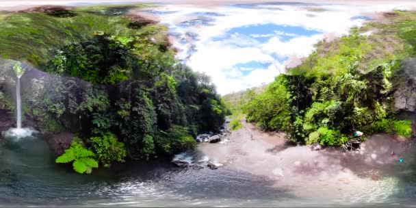 Prachtige tropische waterval Camiguin, Filippijnen. 360VR — Stockvideo