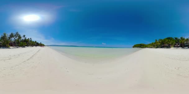 Playa tropical de arena y mar azul, Filipinas. Vídeo 360 — Vídeos de Stock