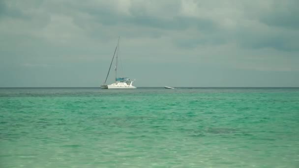Luxe jacht in de zee. — Stockvideo