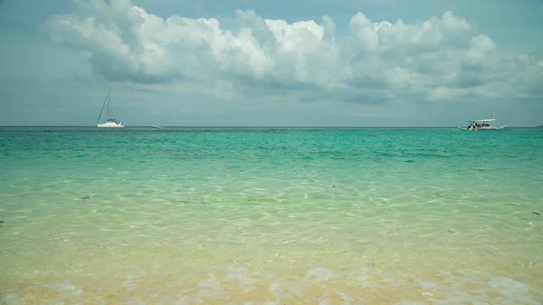 Tropisch strand en blauwe zee, Filippijnen. — Stockfoto