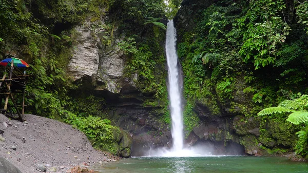 Schöner tropischer Wasserfall Camiguin, Philippinen. — Stockfoto