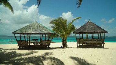 Bungalovlu tropik plaj.